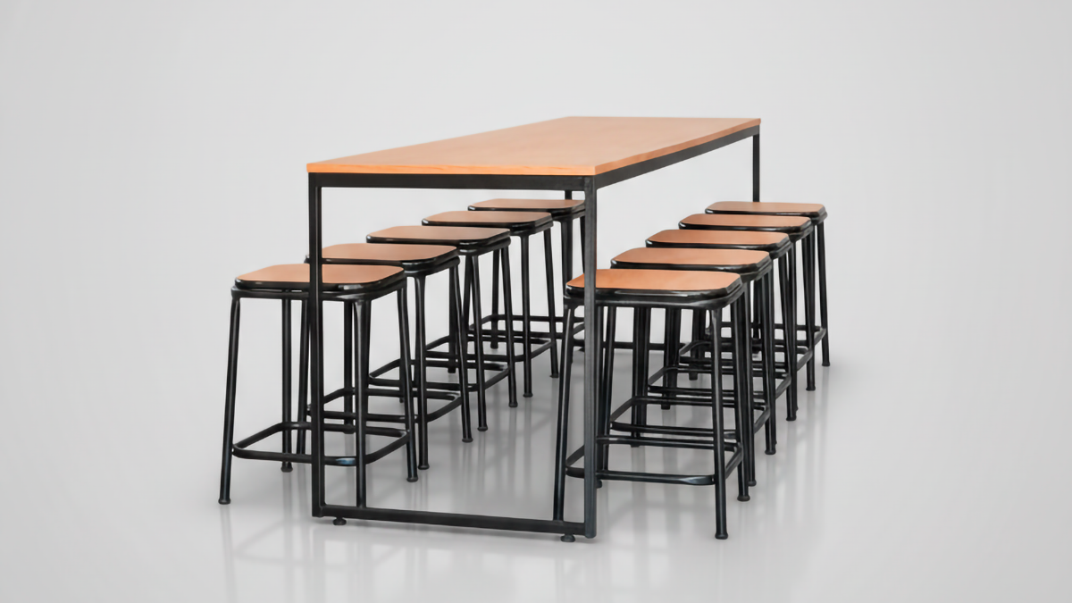 Projeto de refeitório corporativo com mesas industriais